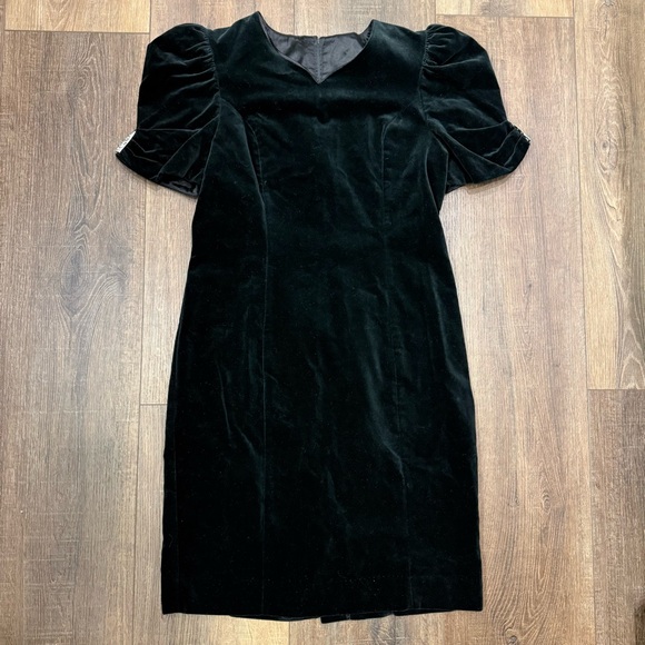 maggie breen Dresses & Skirts - Vintage 80s Maggie Breen black velvet embellished sleeves dress 14P mini